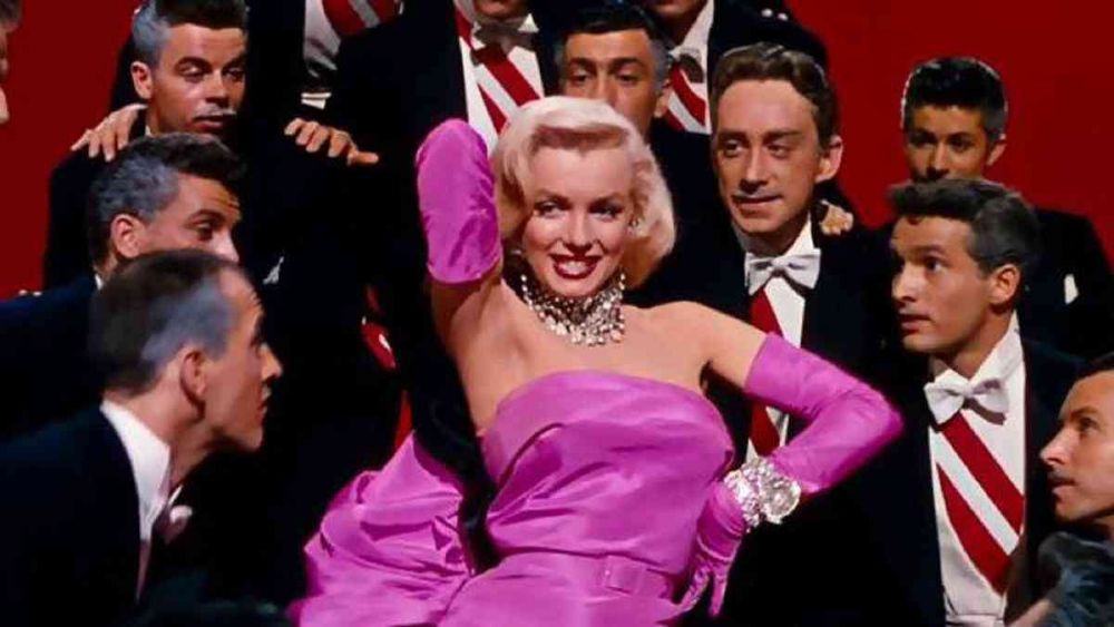 瑪麗蓮夢露出生於美國洛杉磯，在喜劇《紳士愛美人》（Gentlemen Prefer Blondes）中以「金髮傻妞」的形象打入人心，隨後一直活躍於娛樂事業，更被譽為最具票房號召力的荷里活明星之一。瑪麗蓮夢露除了是50－60年代的性感代表，更是當代的革命性象徵。 