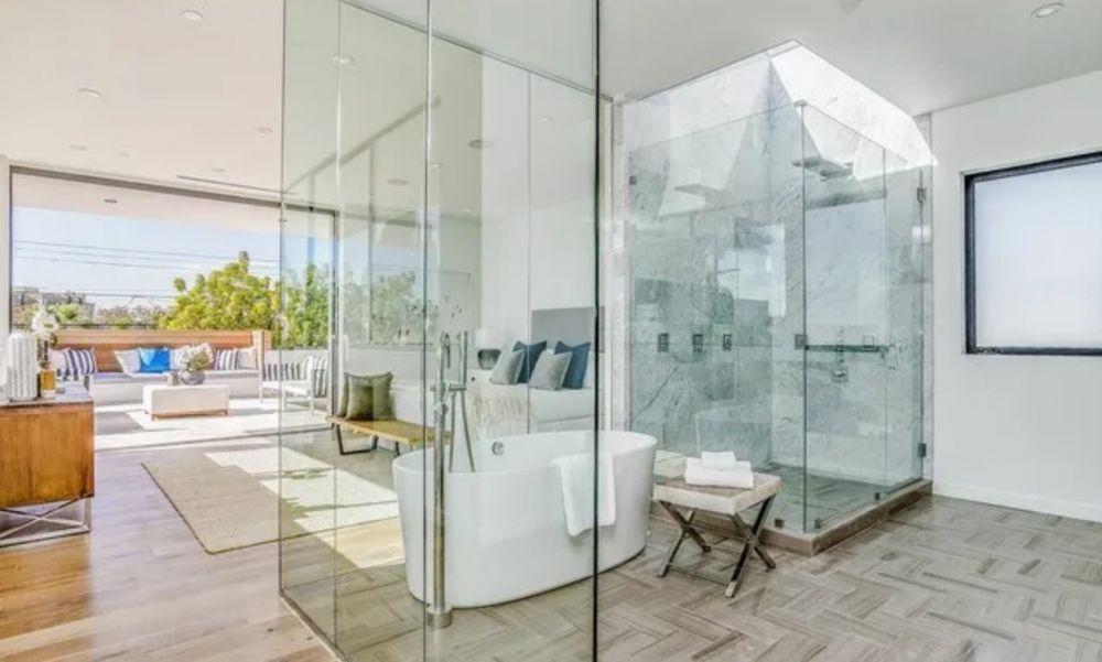 以透明玻璃作為隔間的主房間浴室。