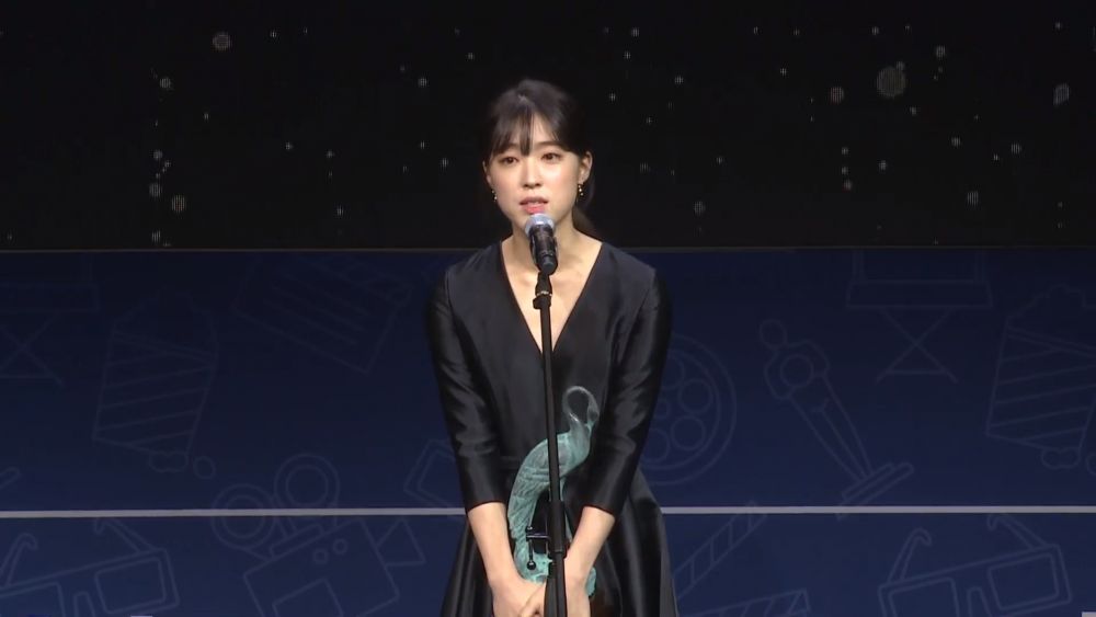 現年25歲的崔成恩是韓國演藝界的明日新星；去年憑電影《青春催落去》奪得第25屆春史電影節最佳女子新人獎。