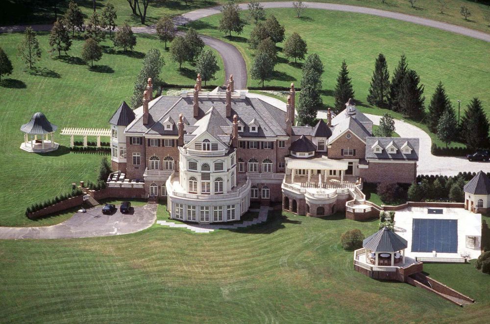 Nicola Peltz父親在美國擁有兩處龐大的住宅。當中，這座位於紐約貝德福德的巨型豪宅，佔地130 英畝。