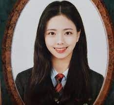 早前，韓過網民挖出Yuna的中學學生照，她的校花級美貌掀起話題。