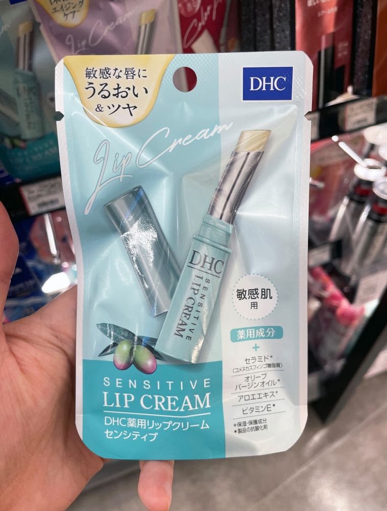 DHC 敏感肌用潤唇膏 為敏感肌設計的保濕潤唇膏。使用感柔滑舒適、不黏膩，且能緊密貼合肌膚，為唇部加上一層看不見的保護膜，持續滋潤有光澤。（圖片來源：FB@Matsumotokiyoshi松本清）