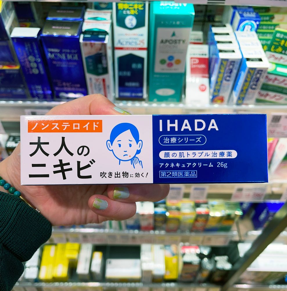 資生堂 IHADA Acne Cure Cream 雙重有效成分對痘痘起效，殺菌的同時抑制炎症。質地清爽不油膩，適合用於治療成人痤瘡。低刺激配方對肌膚溫和友好。（圖片來源：FB@Matsumotokiyoshi松本清）