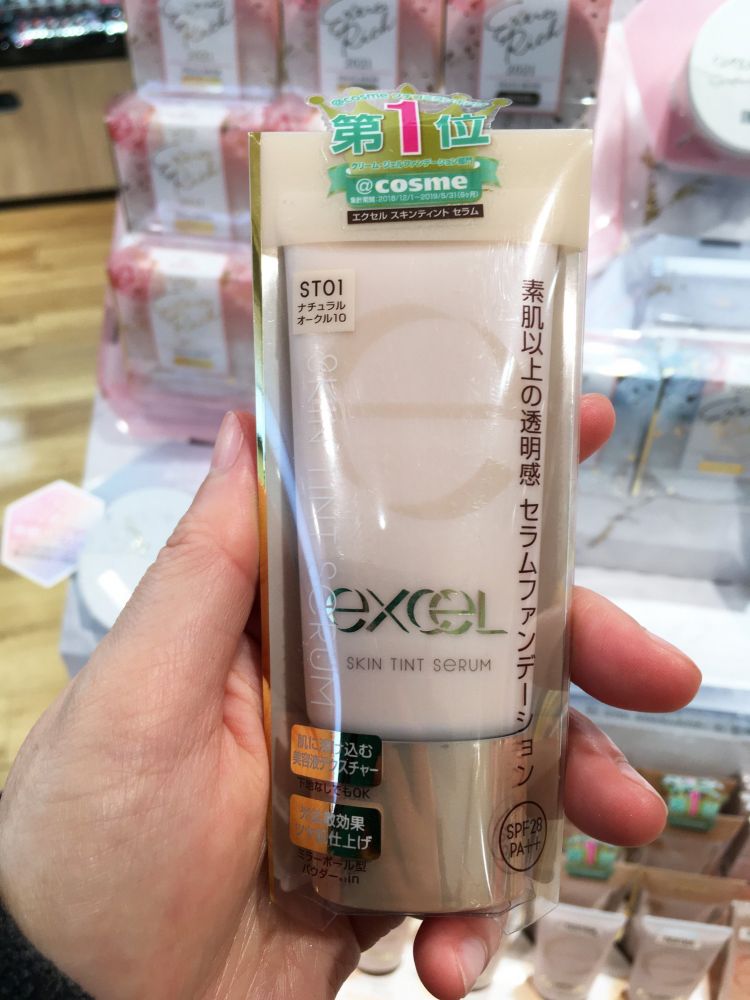 常盤藥品工業 EXCEL SKIN TINT SERUM 這是一款含有81%美容液成分的粉底，遮瑕的同時可以護膚，保濕力也非常優秀。質地輕盈易推開，能夠打造非常自然通透的底妝。（圖片來源：FB@Matsumotokiyoshi松本清）