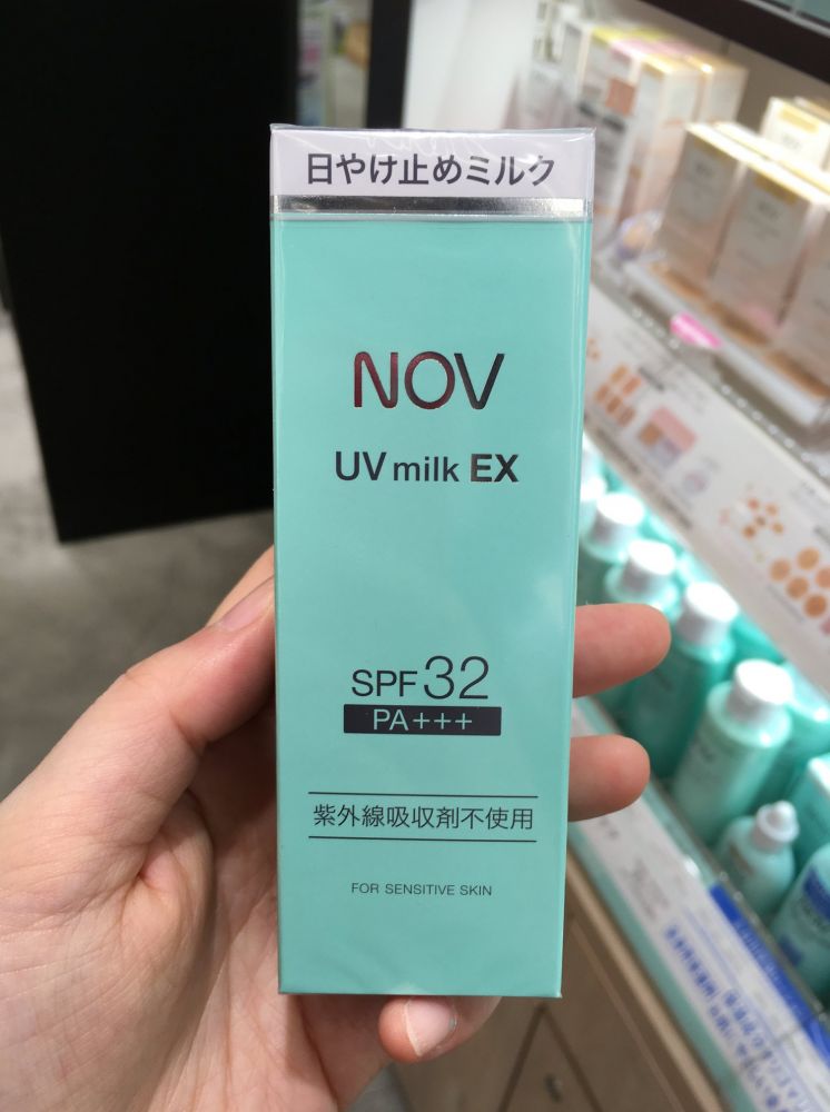 常盤藥品 NOV防曬乳 低刺激性護膚品牌NOV的防曬乳。無香料、無著色、不使用紫外線吸收劑。乳液延展性很好，輕薄水潤易推開，用熱水就可以清洗掉，也推薦給孩子使用。（SPF32 /PA+++）（圖片來源：FB@Matsumotokiyoshi松本清）