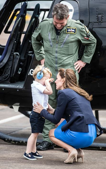 凱特抱起喬治王子安慰他，之後更特意帶他去近距離觀看直升機。(圖片來源：hellomagazine)