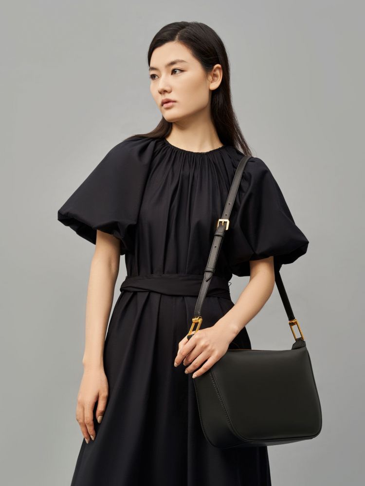 Koa 素面流浪包 - 黑色售價HK$699。HOBO流浪包的容量媲美購物袋，經典黑色款成熟穩重的特質不論各種場合都能派上用場。