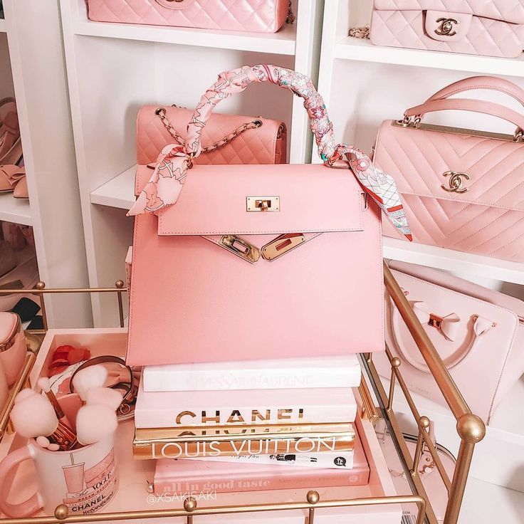 此外，就連公認超難買的櫻花粉色Hermès Kelly亦被她收入囊中。