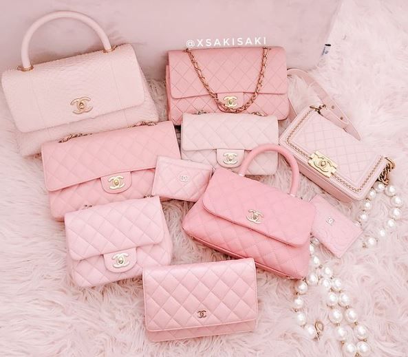 如櫻花粉色的BOY CHANEL、芭比粉的Medium Flap Bag、淡粉紅的Trendy CC Bag等等。