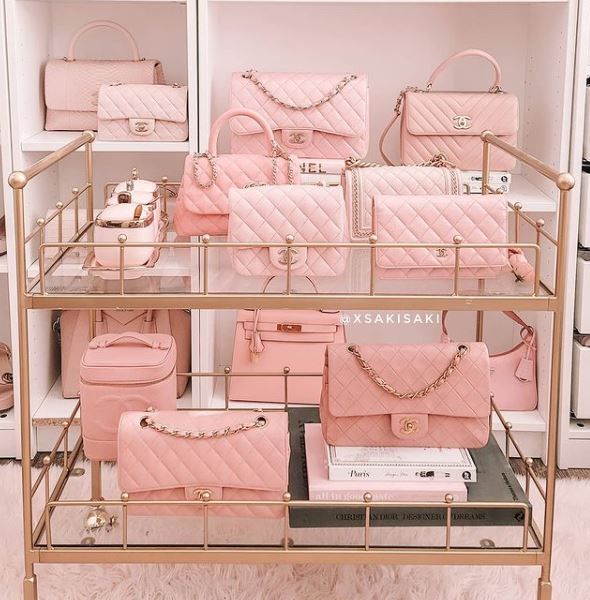 Saki亦是不折不扣的Chanel忠粉，光是經典Classic Flap Bag她就收集了各種型號，對粉紅色分類也很講究，齊集深淺不同色調。