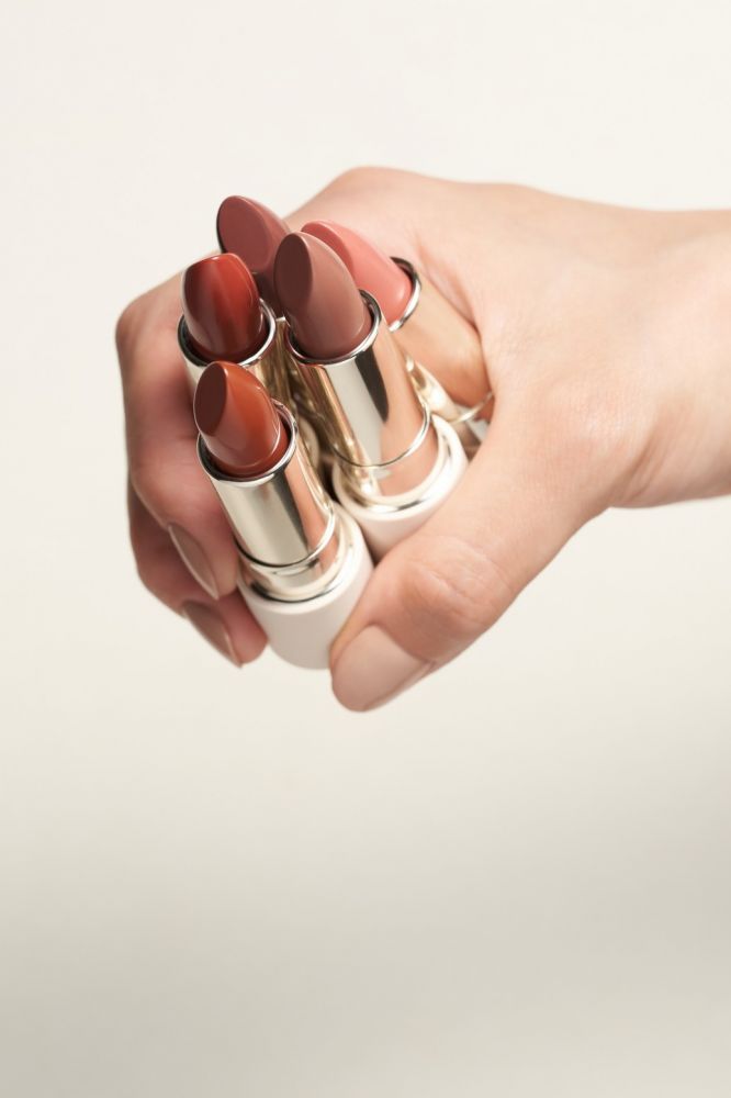 品牌今年成立25週年，推出全新RMK The Lip Color唇膏，採用簡約啞緻質感包裝，強調RAWGLOW的低調光澤感，尤如是原生美唇的妝感。15款自然亮澤色調可選。