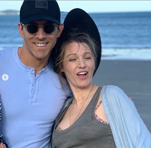 Ryan Reynolds 曾在2019年為慶祝妻子32歲生日，分享了一系列「搞怪」合照。照片中的 Blake Lively閉著眼睛，又未擺好姿勢。