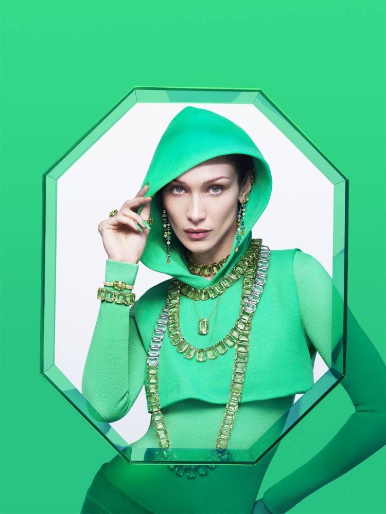 綠色：酷感 Bella 以綠色自帶的自然無憂為靈感，完美演繹水晶首飾造型語言中的休閒精 髓。 綠色象徵著成長和進步，代表著年輕一代的價值觀。