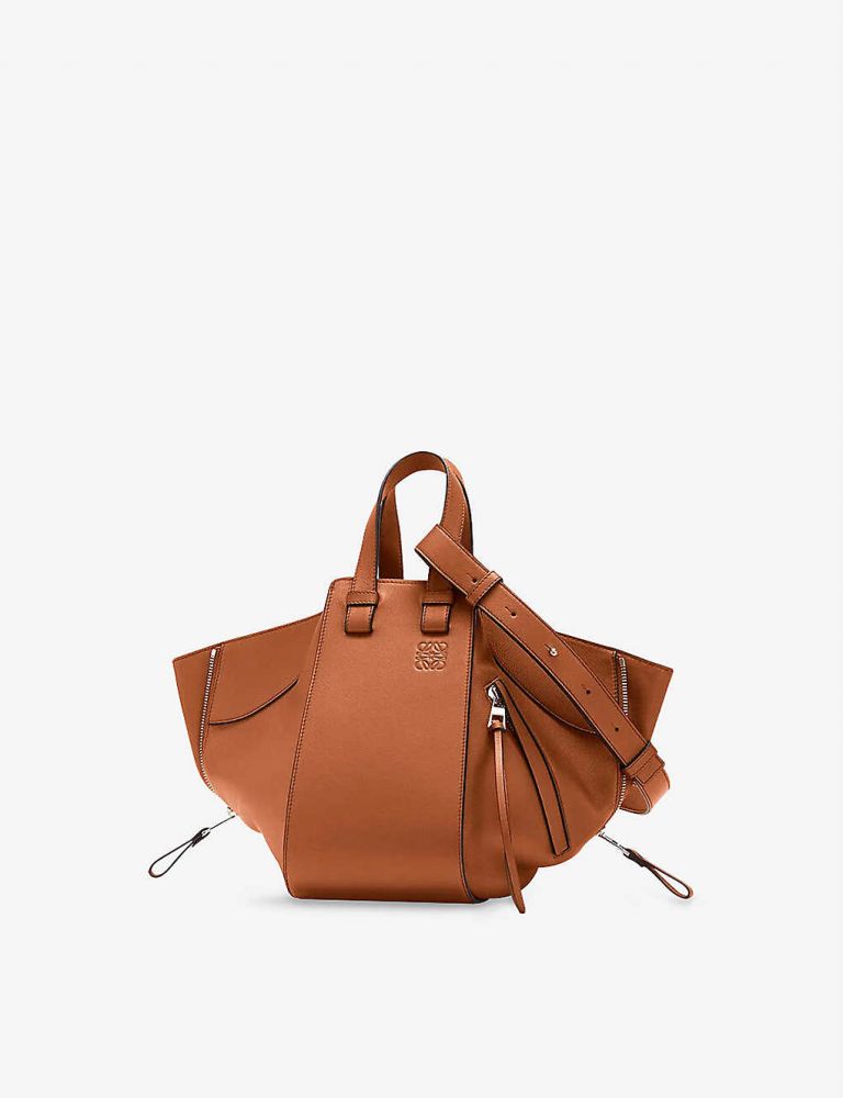 LOEWE Hammock small leather shoulder bag香港門市價錢：HK$22,950 | Selfridges網購價：HK$21,350【香港價93折】