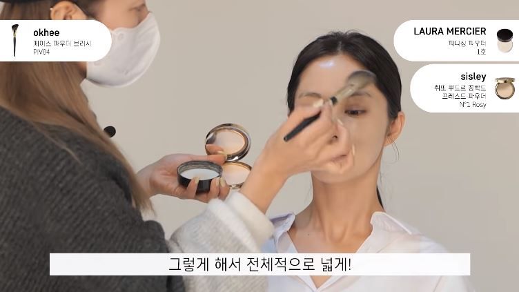 Step4：用碎粉掃蘸取碎粉及粉餅，進行全臉定妝，Seo Ok提醒使用碎粉掃時，可垂直接觸皮膚，這樣碎粉會上得更均匀、貼薄。