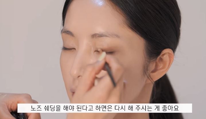Step3：Seo Ok提醒，眉毛下方與鼻梁相連的位置，顔色太深的話，看起來會有惡及强勢感，所以要記得用遮瑕膏稍微提亮，這樣做更能讓眼影更服貼、顯色。