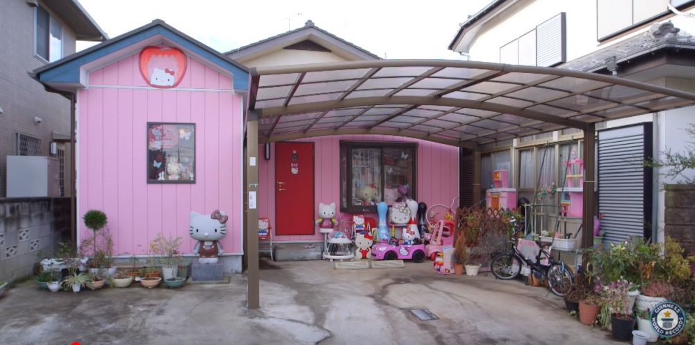 這間小屋以粉紅色作基調，裡面充斥不同顏色及尺寸的Hello Kitty玩偶，連全球限量版也有。
