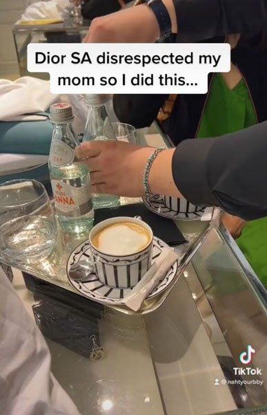 果然，這次另一位店員的服務態度就截然不同了，店員熱情招待阿姆吉兩母女坐下來喝咖啡。（圖片來源：TikTok@nahtyourbby）