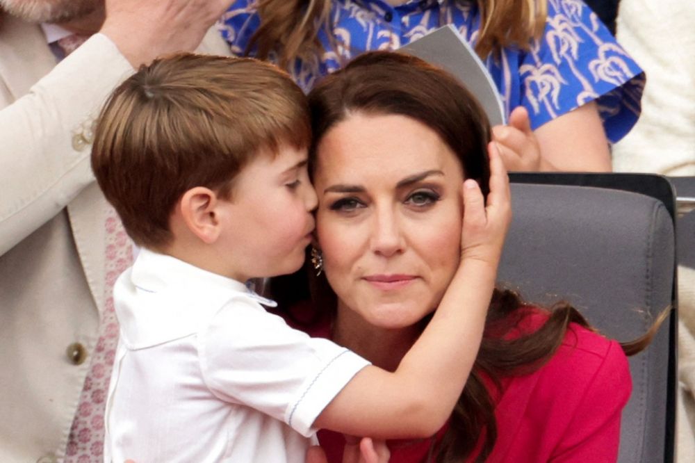 激嬲媽媽後，路易王子試圖親吻媽媽臉頰撒嬌。（圖片來源：法新社）