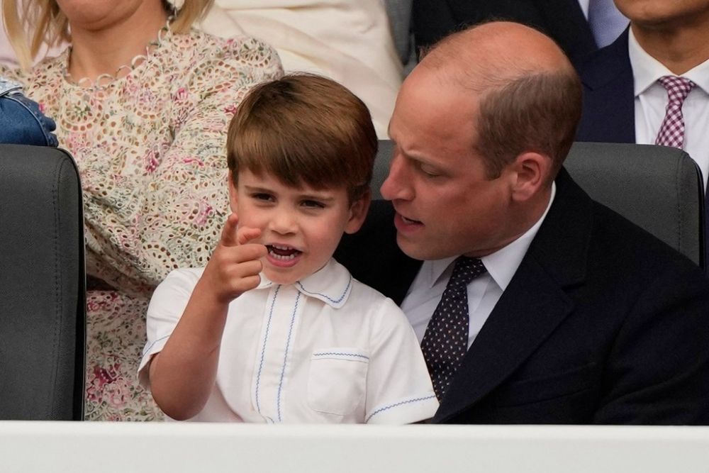天生好動，年幼缺乏耐性的路易王子，甚至坐到爸爸威廉和爺爺查理斯王子的大腿上，非常活躍。（圖片來源：法新社）
