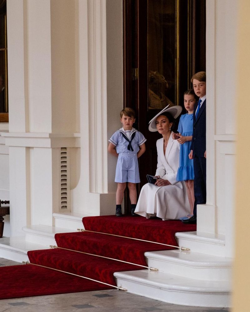 8歲的喬治王子（Prince George）跟隨父母出席多場英女王登基70周年活動，而他就顯得成熟穩重，盡顯哥哥風範。（圖片來源：Twitter@ KensingtonRoyal、dukeandduchessofcambridge）