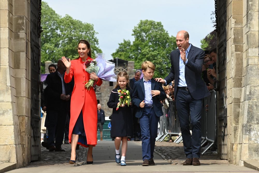 年僅8歲的喬治王子遺傳爸媽優良基因，身高已達到穿著10cm高跟鞋的凱特的肩膀位置。目測身高直逼150cm！（圖片來源：Twitter@ KensingtonRoyal、dukeandduchessofcambridge）