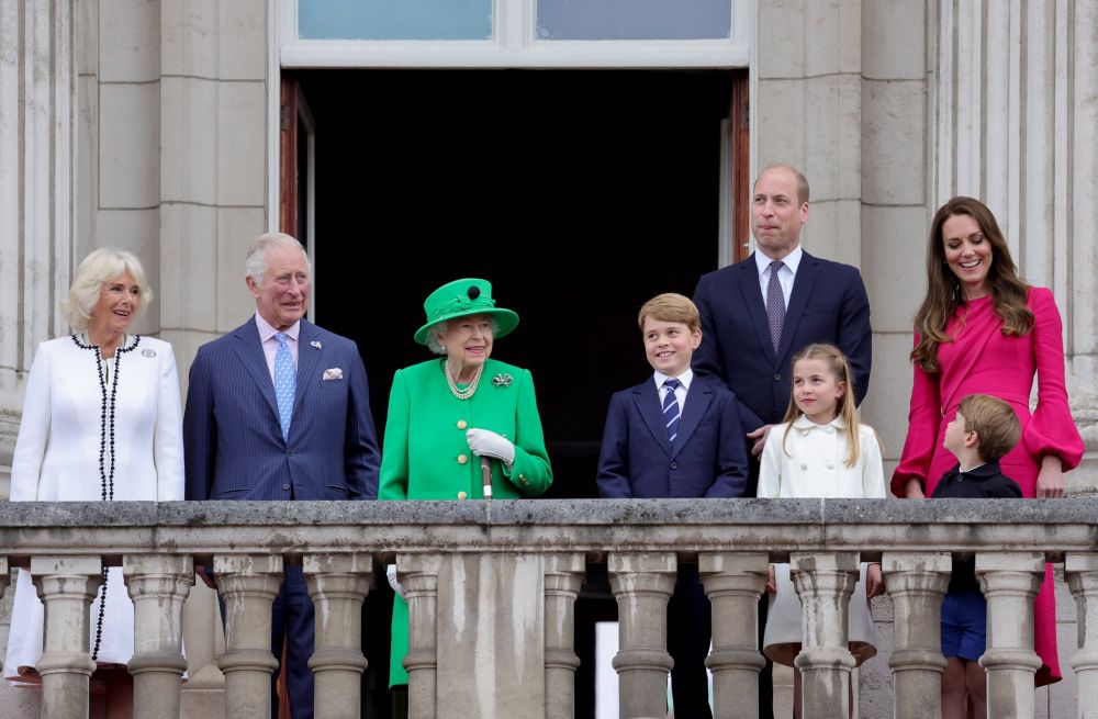 年僅8歲的喬治王子遺傳爸媽優良基因，高度竟與英女王（網傳身高5呎3吋，約160 cm）相若。（圖片來源：Twitter@ KensingtonRoyal、dukeandduchessofcambridge）