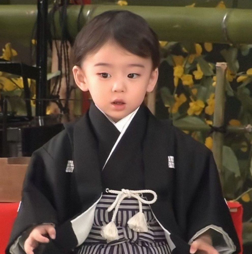 雖然年紀尚小，但已能看出藤間五官精緻，更因而被封爲「日本第一美少年」。  