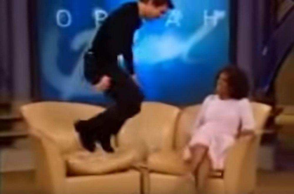 戀情曝光後，Tom Cruise多次在節目上公開示愛；他曾在訪談節目中跳上沙發，大呼「我愛Katie Holmes」，言談舉止非常瘋狂。