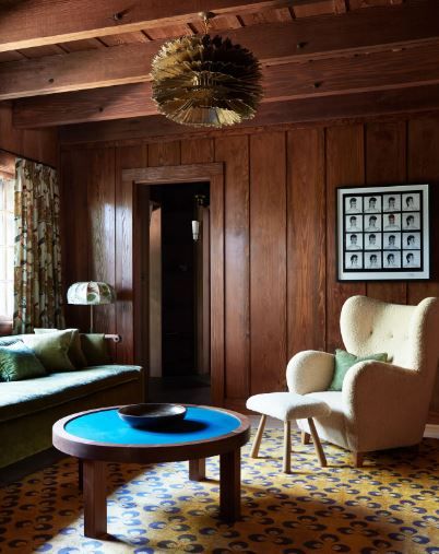 木板書房以復古風格的土耳其地毯點綴，為空間增添了不少時髦度，讓人就算待上一整天也不會膩。（圖片來源：architecturaldigest）