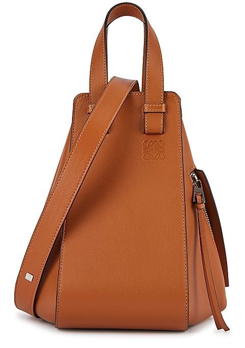 LOEWE Hammock small brown leather shoulder bag香港門市價錢：HK$22,950 | 網購價：HK$ 20,100【香港價87折】