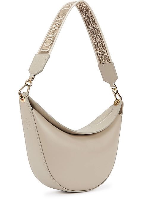 LOEWE Luna small leather shoulder bag香港門市價錢：HK$17,600 | 網購價：HK$ 14,110【香港價8折】
