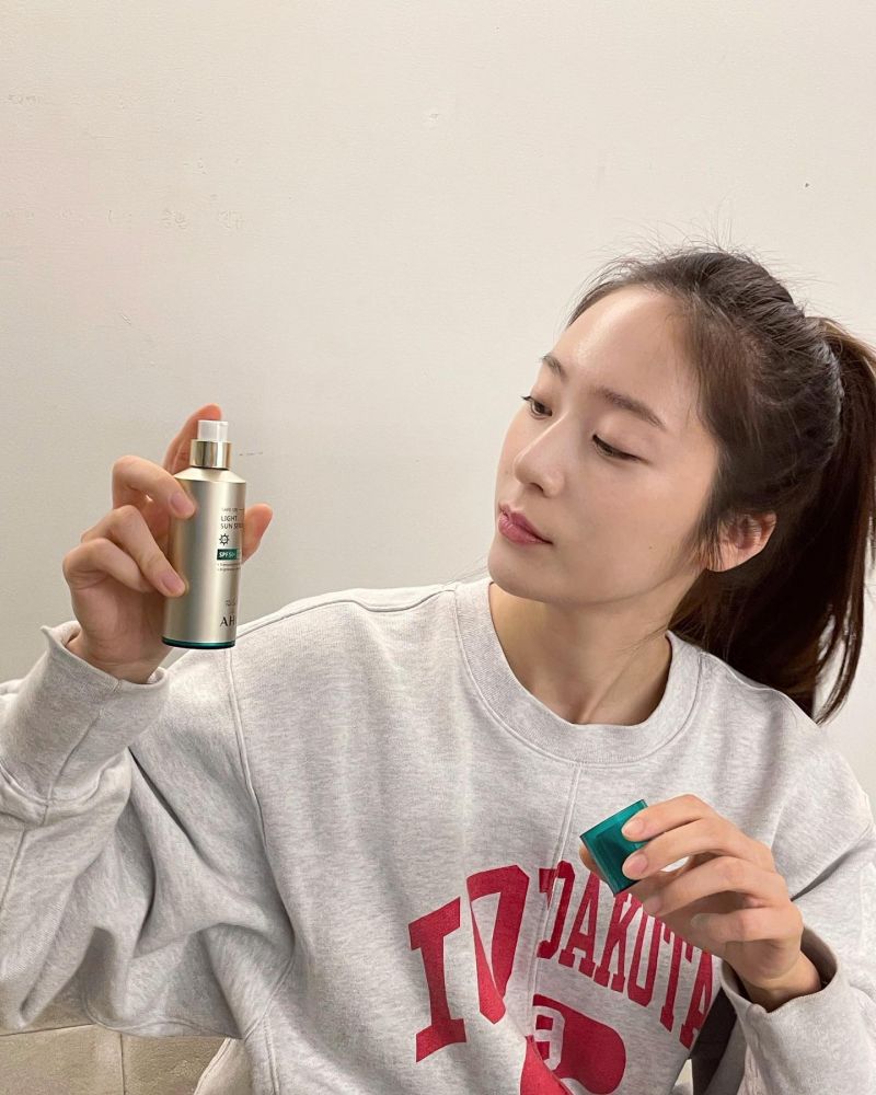 唇膏定妝技巧4：定妝噴霧配合唇刷