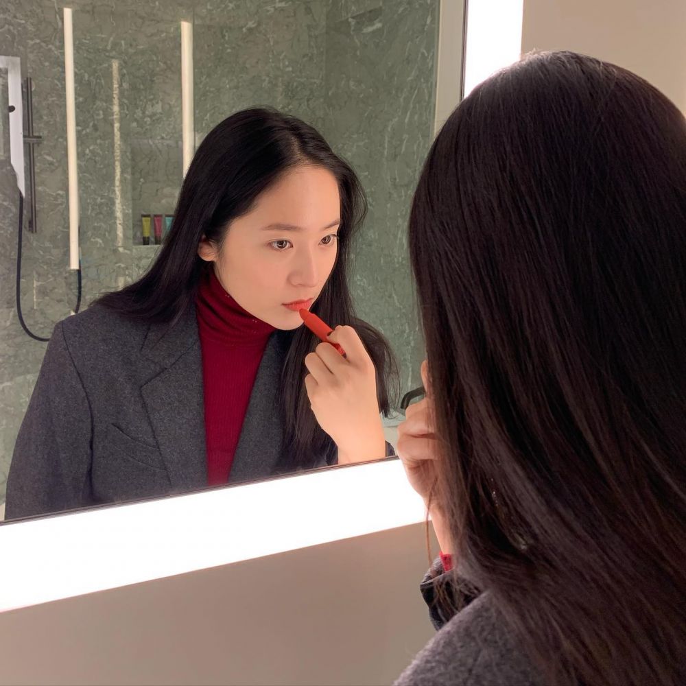 和上底妝的道理一樣，用手指上的唇膏會與唇部的貼合度更高，比較不容易掉色。而且用手指上的唇妝顏色會更自然，怕唇膏顏色太誇張的朋友可以試試這個方法。