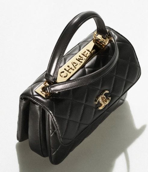 Trendy CC Bag於2015年推出，可說是品牌的小眾隱藏熱賣型號。這款今年新推的垂蓋手袋，袋身頂部鑲嵌刻有品牌字樣的金屬裝飾，識別度高。