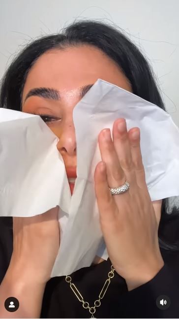 嘗試用紙巾輕印臉頰，可以看到右邊用了隱藏方法後的粉底幾乎不沾紙巾。（圖片來源：IG@huda）