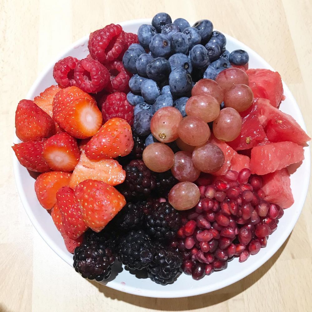 下午茶：低卡水果，如藍莓、紅桑子和草莓