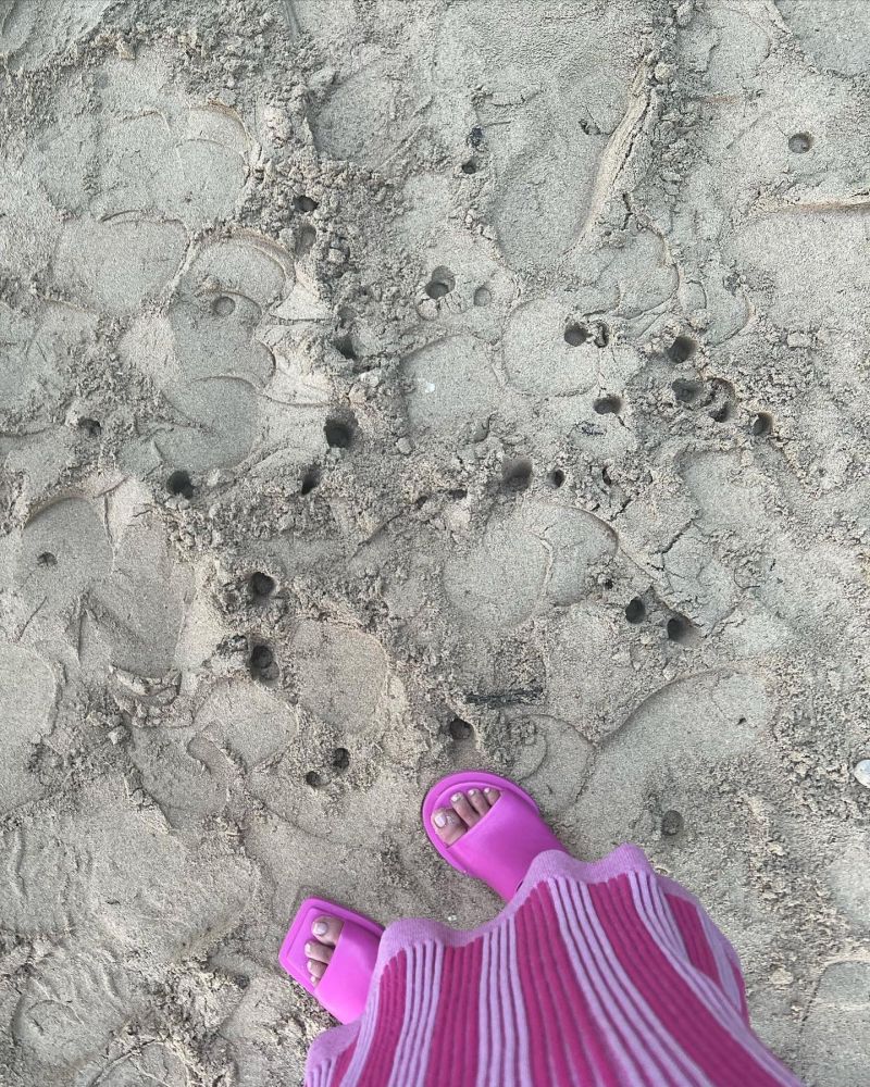 夏天到沙灘遊玩，離開時身上腳上總是沾滿沙粒，難以徹底去除。只要在身上和腳上撒上適量爽身粉，沙子便會更容易隨著爽身粉一同被擦走，十分方便！