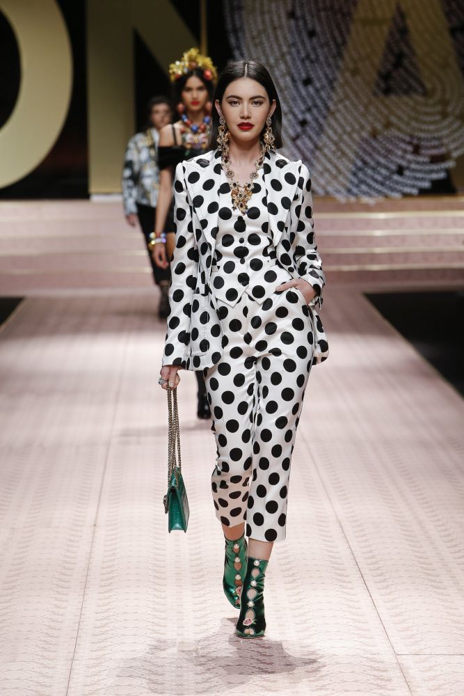 Davika於2018年為Dolce & Gabbana 2019春夏系列走秀；俐落短髮有效凸顯面部輪廓，黑白波點套裝加上紅唇妝容，復古氣息一覽無遺。