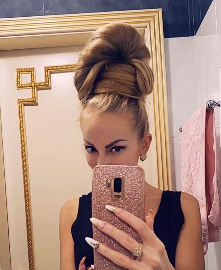 保養2米長頭髮技巧1:每星期洗一次頭髮|Alena 洗乾淨一把頭髮花費半小時以上,吹乾頭髮更是費時,所以她從小就養成每星期只洗一次頭的習慣。 保養2米長頭髮技巧1:每星期洗一次頭髮|Alena 洗乾淨一把頭髮花費半小時以上,吹乾頭髮更是費時,所以她從小就養成每星期只洗一次頭的習慣。