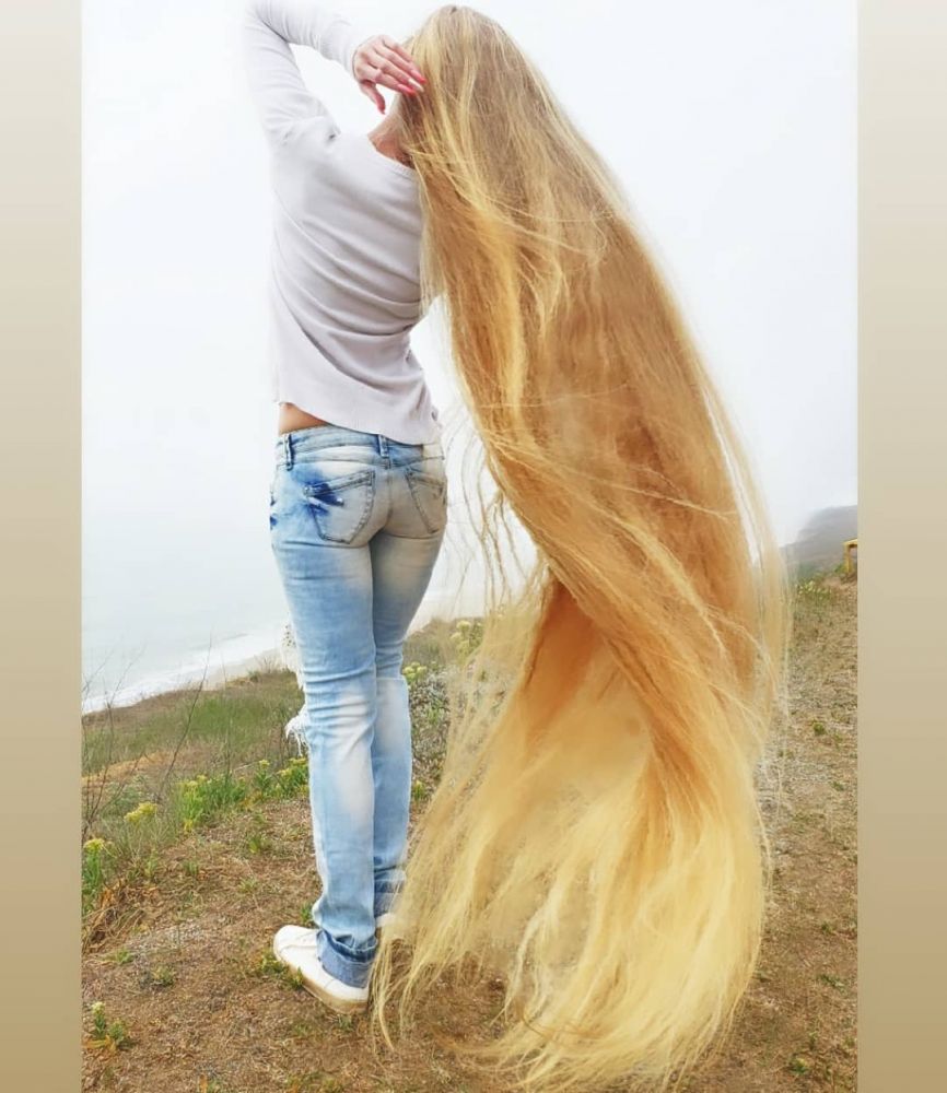 保養2米長頭髮技巧2:自然風乾頭髮|Alena 在洗頭後不會用吹風機把頭髮吹乾,而是讓頭髮自然風乾,避免風筒的熱力影響髮質。 保養2米長頭髮技巧2:自然風乾頭髮|Alena 在洗頭後不會用吹風機把頭髮吹乾,而是讓頭髮自然風乾,避免風筒的熱力影響髮質。