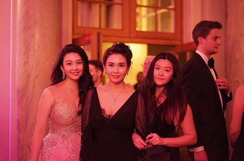2019年邱淑貞與大女沈月、二女沈日一同出席巴黎名媛舞會。