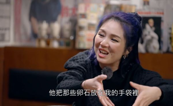 最近，楊千嬅出演王祖藍主持節目《有個閨密叫祖藍》，分享了與老公與仔仔的生活日常。