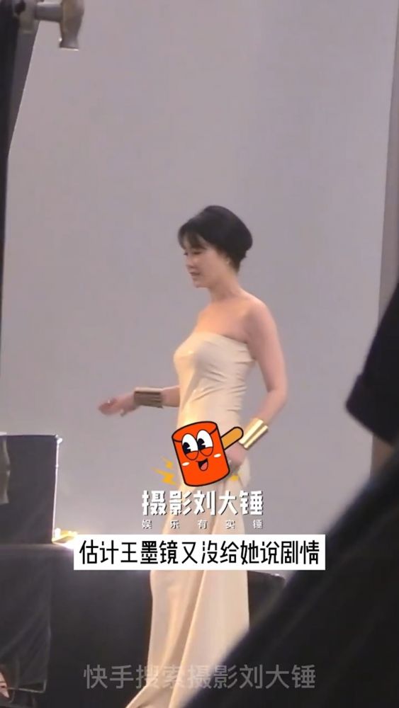 竇靖童複製王菲造型現身上海 完美遺傳媽媽氣質外貌引熱議 網友:以為王菲嚟咗!