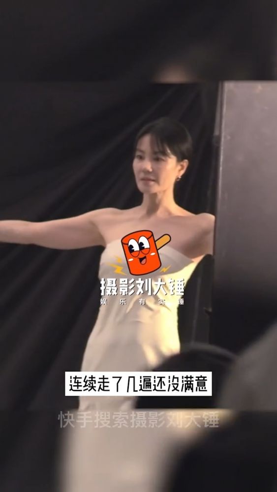 竇靖童複製王菲造型現身上海 完美遺傳媽媽氣質外貌引熱議 網友:以為王菲嚟咗!