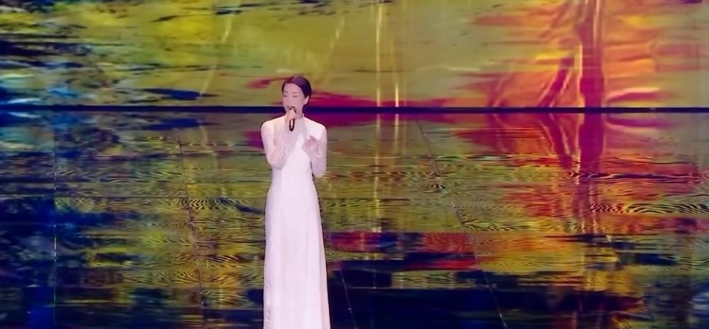 竇靖童複製王菲造型現身上海 完美遺傳媽媽氣質外貌引熱議 網友:以為王菲嚟咗!