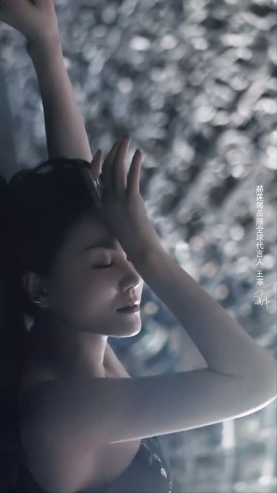 竇靖童複製王菲造型現身上海 完美遺傳媽媽氣質外貌引熱議 網友:以為王菲嚟咗!