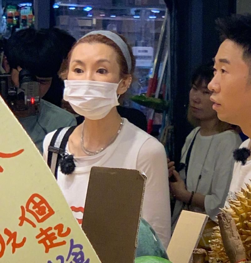 張曼玉為節目進行拍攝，在香港某街市被網民捕獲，當時素顏仍神采飛揚。