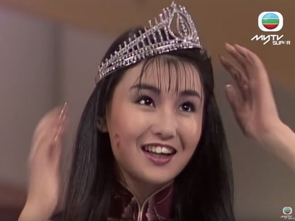現年57歲的影后張曼玉，19歲參選1983年香港小姐選美比賽，以亞軍身份正式出道。