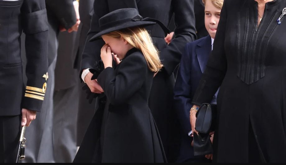 英女王國葬結束後，夏綠蒂小公主在準備乘車離開西敏寺時，被捕捉到疑似掩面哭泣。這張照片在網上被瘋狂轉載，不過有民衆解釋指夏綠蒂當時只是在揉眼睛。（圖片來源：youtube@royalchannel）